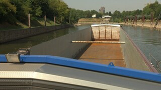 Binnenschiffe sind bei Niedrigwasser oft nur zu einem Drittel oder weniger beladen.