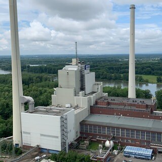 (Archivbild) Das Kohlekraftwerk RDK 7 in Karlsruhe am Rheinhafen ist 2024 in den Reservebetrieb gegangen. Vom benachbarten RDK 8 aus gesehen mit dem Rhein und der Pfalz im Hintergrund.