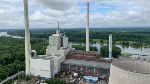 (Archivbild) Das Kohlekraftwerk RDK 7 in Karlsruhe am Rheinhafen ist 2024 in den Reservebetrieb gegangen. Vom benachbarten RDK 8 aus gesehen mit dem Rhein und der Pfalz im Hintergrund.