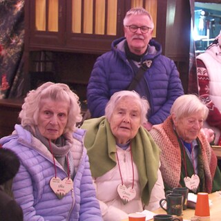 Menschen mit Behinderung beim Weihnachtshaus in Erdmannshausen.