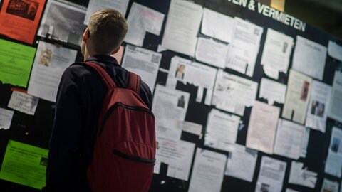 Mieten für Studierende: Wohnungsanzeigen an einem Schwarzen Brett in einer Mensa.