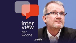 Jens Baas, Vorstandsvorsitzender der Techniker Krankenkasse, nimmt an einer Pressekonferenz teil