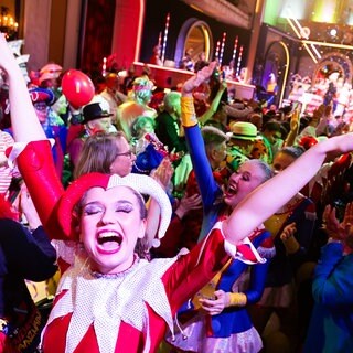 Eine junge Frau lacht in die Kamera bei der Fastnachtssitzung "Mainz bleibt Mainz" | Fastnacht in Rheinland-Pfalz 2025