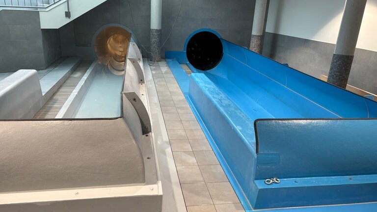 Zwei noch trockene Rutschen im Mainzer Taubertsbergbad.