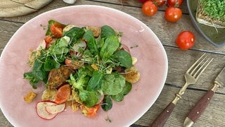 Weißwurst-Knödelsalat mit Radieschen