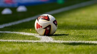 An der Eckfahne eines Fußballfelds liegt der Spielball der 2. Bundesliga.
