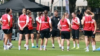 Trainer Niko Schneck mit seiner Mannschaft beim Trainingsauftakt