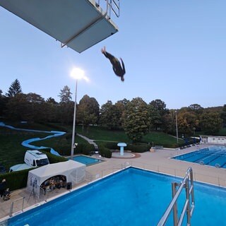 Rainhard Riede springt immer wieder vom Zehn-Meter-Turm im Sindelfinger Freibad.
