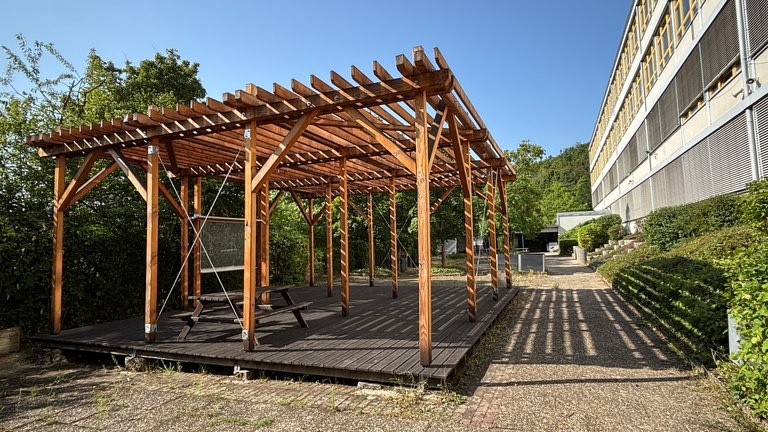 Die Berufsbildende Schule Donnersbergkreis in Eisenberg hat auf dem Schulhof ein grünes Klassenzimmer.