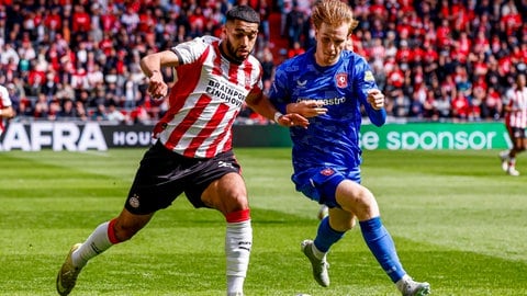 Mats Rots (hier im Duell mit Ismael Saibari) wechselt vom FC Twente Enschede zur TSG Hoffenheim.