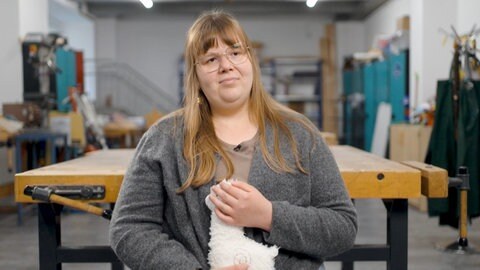 Sami aus Leipzig wurde als Kind hin und her geschickt. Instabile Familie, Heime, Psychiatrien. Sie galt als „Systemsprengerin“ – aggressiv, unberechenbar, keiner wollte sie. 