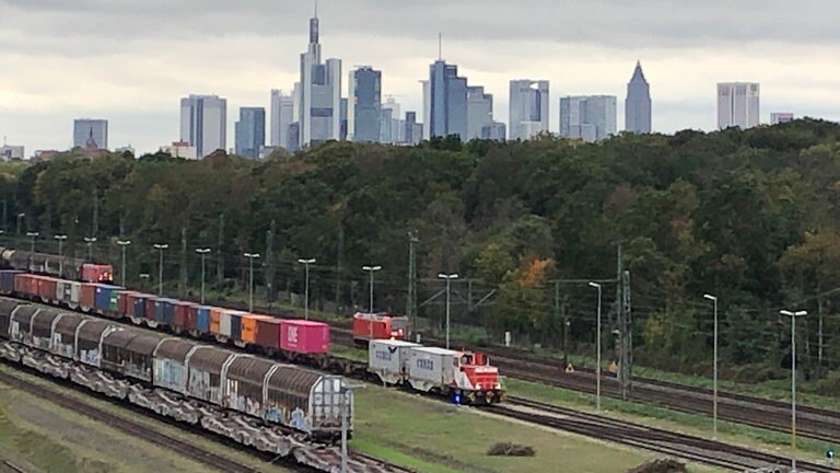 Der Containerzug erreicht den Osthafen-Bahnhof.