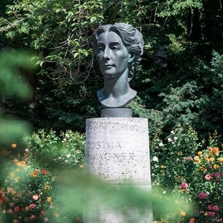 Die Büste von Cosima Wagner des Bildhauers Arno Breker am Grünen Hügel.