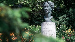 Die Büste von Cosima Wagner des Bildhauers Arno Breker am Grünen Hügel.