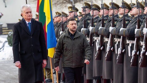 Der ukrainische Präsident Wolodymyr Selenskyj mit Militär.