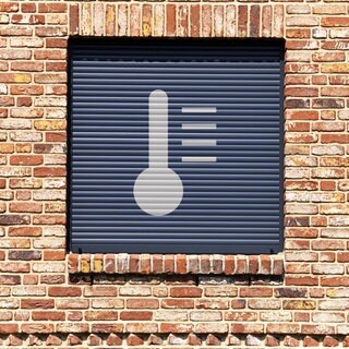 Thermometer-Symbol auf einer Außenjalousie, Symbolfoto Hitzeschutz, Fotomontage.  Hitze in Deutschland: Wie ihr die Wohnung und das Hauser fit für die heißen Sommer macht. Tipps vom Experten Martin Renner, Professor für Energie- und Gebäudetechnik