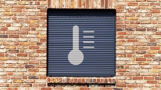 Thermometer-Symbol auf einer Außenjalousie, Symbolfoto Hitzeschutz, Fotomontage.  Hitze in Deutschland: Wie ihr die Wohnung und das Hauser fit für die heißen Sommer macht. Tipps vom Experten Martin Renner, Professor für Energie- und Gebäudetechnik