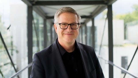 Prof. Frank Brettschneider lächelt in die Kamera. Mit dem Kommunikationswissenschaftler schauen wir in SWR1 Leute auf Gewinner und Verlierer der Landtagswahl Baden-Württemberg, auf den neuen Ministerpräsidenten und welche Koalitionen realistisch sind.