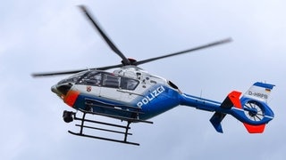 Ein Hubschrauber der Polizei fliegt (Symbolbild)