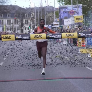 Marathonmeister Fitwi aus Trier beim Zieleinlauf