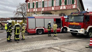 In einer Schnapsbrennerei nahe des Rathauses in Lehrensteinsfeld ist ein Feuer ausgebrochen. Einsatzkräfte sind mit Löscharbeiten beschäftigt. 
