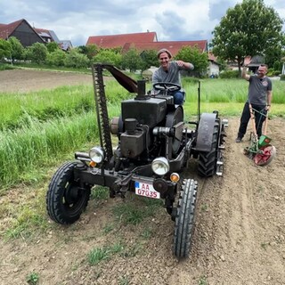 Marius auf einem Oldtimer-Traktor