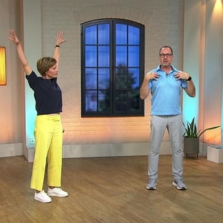 Evelin König und Gast machen Gymnastikübungen