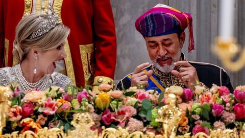 Königin Maxima unterhält sich mit Sultan Haitham bin Tarik aus Oman.