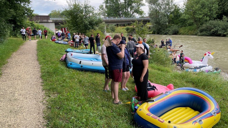 Dutzende wilde Nabader bereiten sich auf den Wasserumzug vor. 