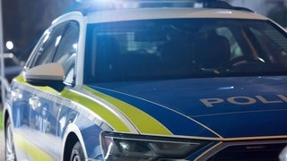 Symbolbild: Polizeiauto mit Blaulicht bei Nacht