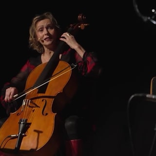 Frau spielt Cello