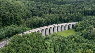 Der Albauf- und -abstieg auf der A8 im Kreis Göppingen gehört zu den ältesten Autobahnabschnitten Deutschlands.