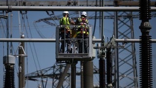 Mitarbeiter der Transnet BW führen in einem Umspannwerks Wartungsarbeiten durch.