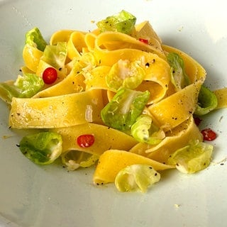 Bandnudeln mit Rosenkohl und Parmesan