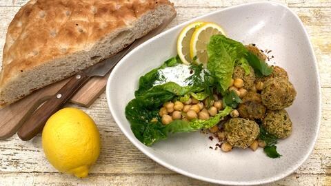 Falafel, Salat und Dip