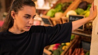 Jenny im Hofladen, sie wirkt erschöpft