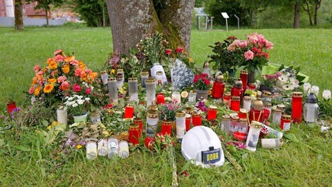 Die Menge an Blumen an der Gedenkstelle in unmittelbarere Nähe der Hochbrücke wächst von Tag zu Tag.