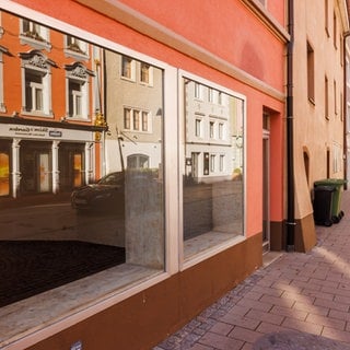 Symbolbild: Ein leer stehendes Geschäft in Villingen-Schwenningen. Die Innenstädte in Baden-Württemberg kämpfen mit leeren Geschäften. Welche Lösungen könnte man anbieten? Darüber wurde in der Sendung "Zur Sache! Baden-Württemberg" diskutiert.
