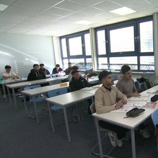 Schüler sitzen in einer VABO-Klasse in der Erich-Bracher-Schule in Kornwestheim