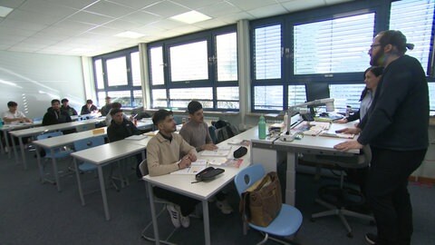 Schüler sitzen in einer VABO-Klasse in der Erich-Bracher-Schule in Kornwestheim