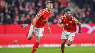 Silvan Widmer und Nadiem Amiri feiern den wichtigen Sieg gegen den 1. FC Heidenheim.