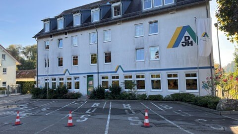 Eine Außenaufnahme der Jugendherberge in Friedrichshafen. Dort hat es in der Nacht zu Mittwoch gebrannt. 200 Menschen wurden evakuiert, sieben wurden leicht verletzt.