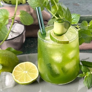 Sommerdrink mit Gurke und Minze
