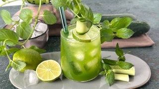 Sommerdrink mit Gurke und Minze