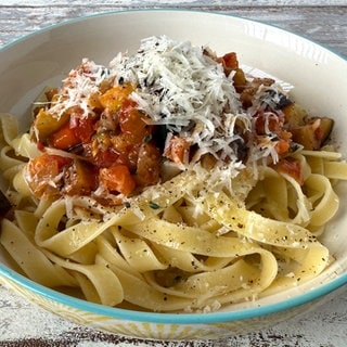 Frische Bandnudeln mit Ratatouille