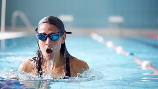 Frau beim Schwimmen