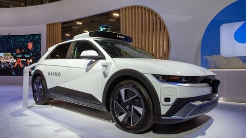 Ein Robotaxi der Google-Schwesterfirma Waymo auf Basis eines Fahrzeugs der südkoreanischen Automarke Hyundai ist auf der Technik-Messe CES zu sehen. Wie innovativ ist Deutschland im Mobilitätssektor?