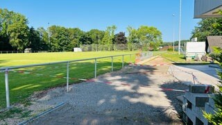 Nach Abschluss der Untersuchungen ist das Loch auf dem Sportplatz in Steinwenden verschlossen.