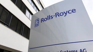 Das Firmenschild Rolls Royce Power Systems vor dem Firmengebäude in Friedrichshafen. (Archiv)