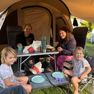 Familie Tellekamp sitzt auf dem Campingplatz beim Frühstück. Für ihren Urlaun sind sie das erste Mal in Bad Wildbad - Calmbach.